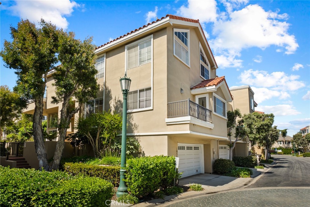 Residential Lease for rent at 19595 Oakdale Lane, Huntington Beach CA featuring 2 beds and 3 baths