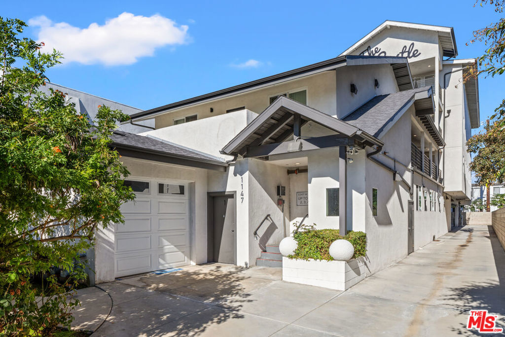 Residential Lease for rent at 1147 W 37th Street 2, Los Angeles, Los Angeles County CA featuring 6 beds and 5 baths