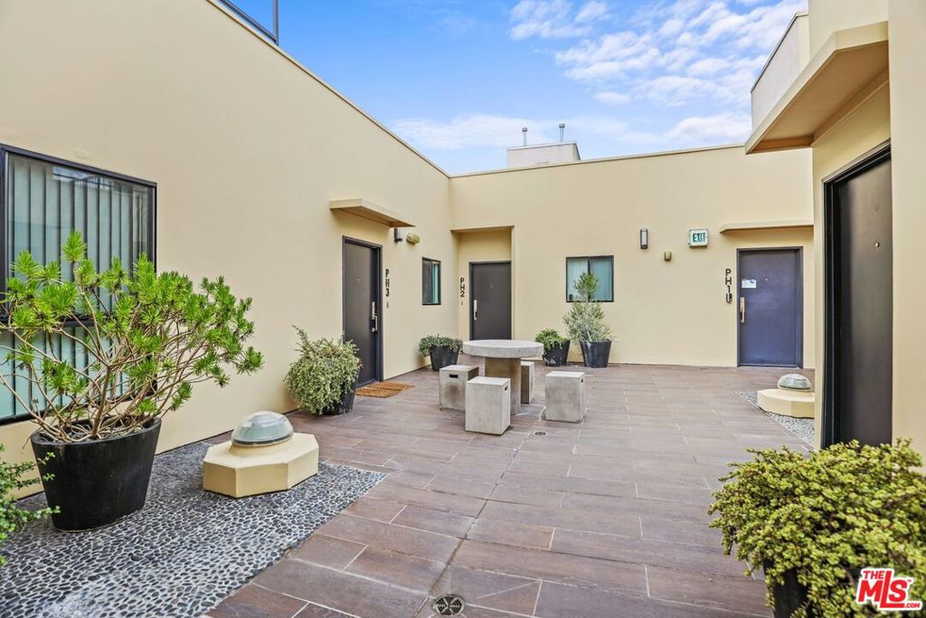 Residential Lease for rent at 7260 Hawthorn Avenue 303, Los Angeles, Los Angeles County CA featuring 2 beds and 2 baths