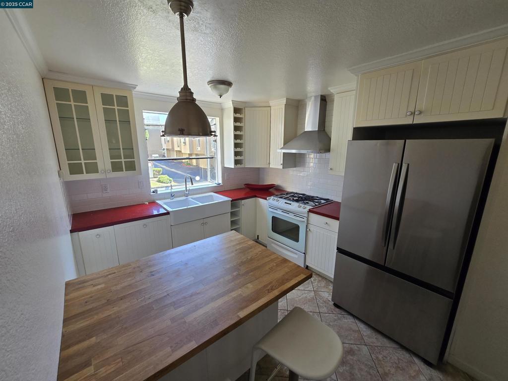 Residential Lease for rent at 2121 Vale Rd, San Pablo CA featuring 3 beds and 3 baths
