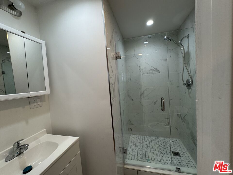 Residential Lease for rent at 1142 S Bedford Street, Los Angeles, Los Angeles County CA featuring 2 beds and 2 baths