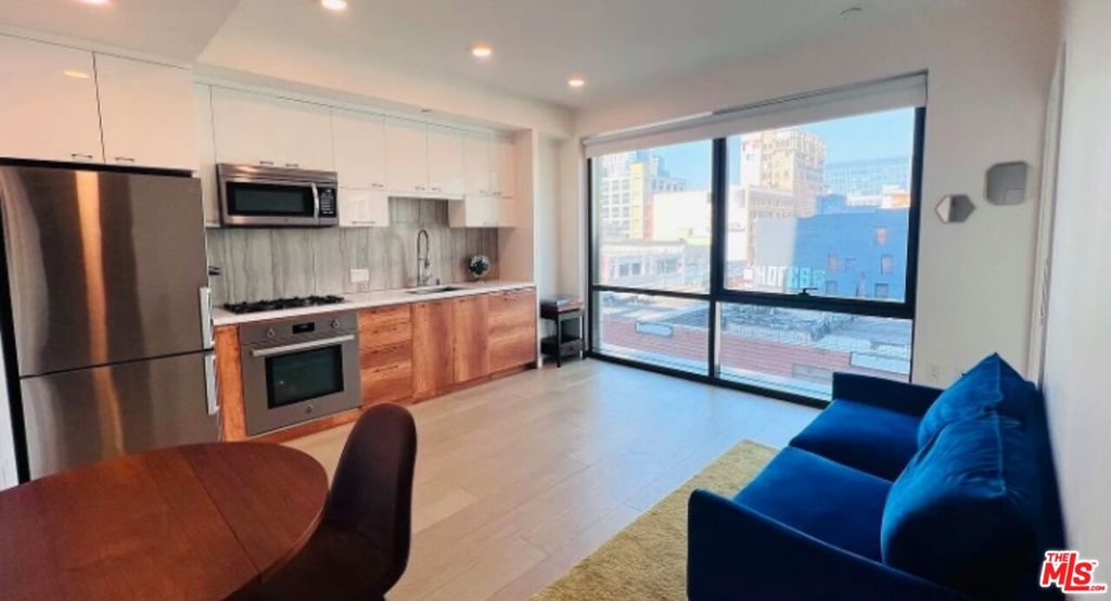 Residential Lease for rent at 400 S Broadway 502, Los Angeles, Los Angeles County CA featuring 1 bed and 1 bath