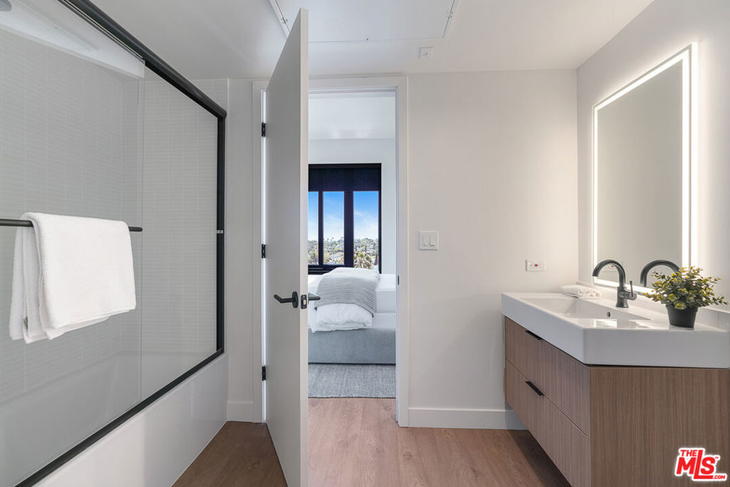 Residential Lease for rent at 10700 Tabor Street 524, Los Angeles, Los Angeles County CA featuring 1 bed and 1 bath