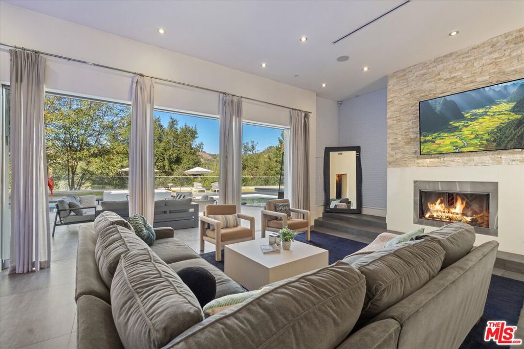 Residential Lease for rent at 2666 Hutton Drive, Los Angeles CA featuring 8 beds and 8 baths