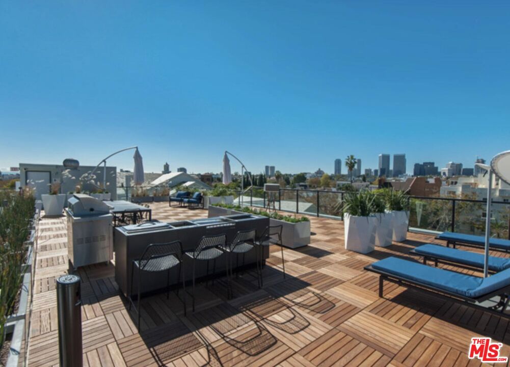 Residential Lease for rent at 131 S Maple Drive 104, Beverly Hills, Los Angeles County CA featuring 1 bed and 2 baths