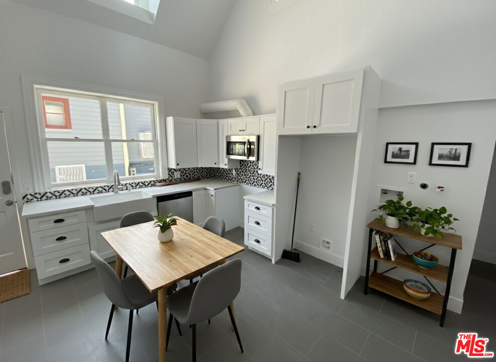 Residential Lease for rent at 1301 W 22nd Street 1303, Los Angeles, Los Angeles County CA featuring 3 beds and 2 baths