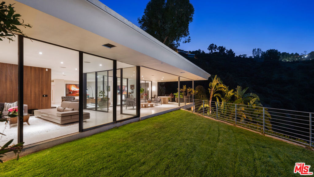 Residential Lease for rent at 10556 Fontenelle Way, Los Angeles, Los Angeles County CA featuring 5 beds and 5 baths