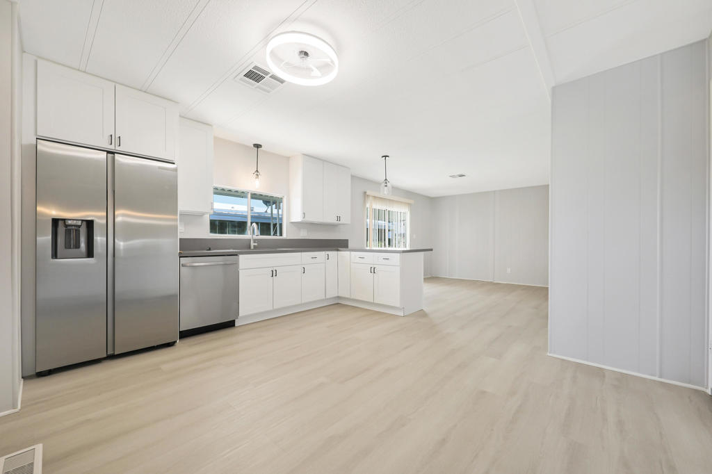 Manufactured In Park for sale at 392 Standing Bear, Cathedral City CA featuring 2 beds and 2 baths