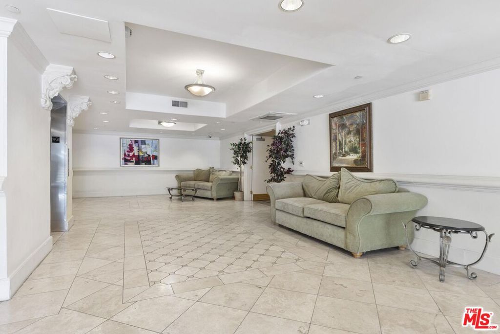 Residential Lease for rent at 1450 S Beverly Drive 404, Los Angeles, Los Angeles County CA featuring 2 beds and 3 baths