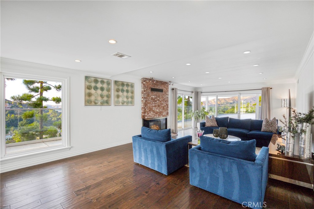 Residential Lease for rent at 2461 Allanjay Place, Glendale, Los Angeles County CA featuring 4 beds and 2 baths