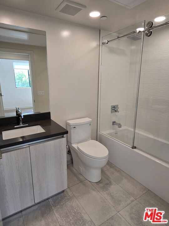 Residential Lease for rent at 740 S Ridgeley Drive 204, Los Angeles, Los Angeles County CA featuring 2 beds and 2 baths