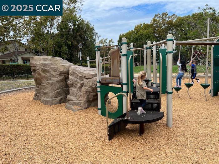 Residential Lease for rent at 2186 San Pablo Ave., Pinole CA featuring 3 beds and 1 bath