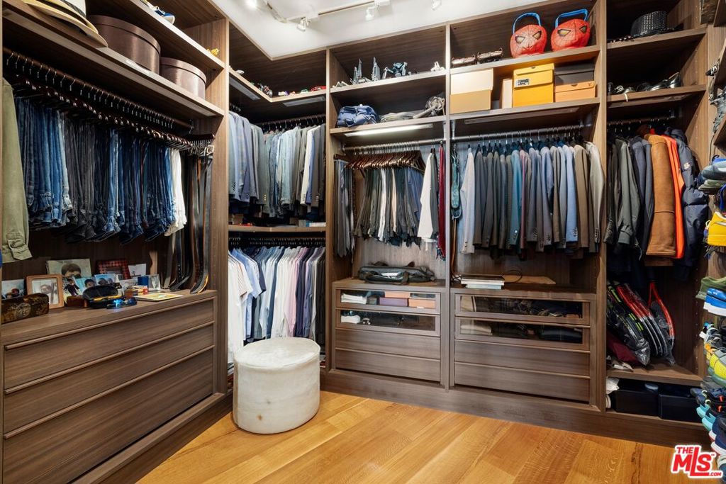 Residential Lease for rent at 1476 Blue Jay Way, Los Angeles CA featuring 4 beds and 5 baths