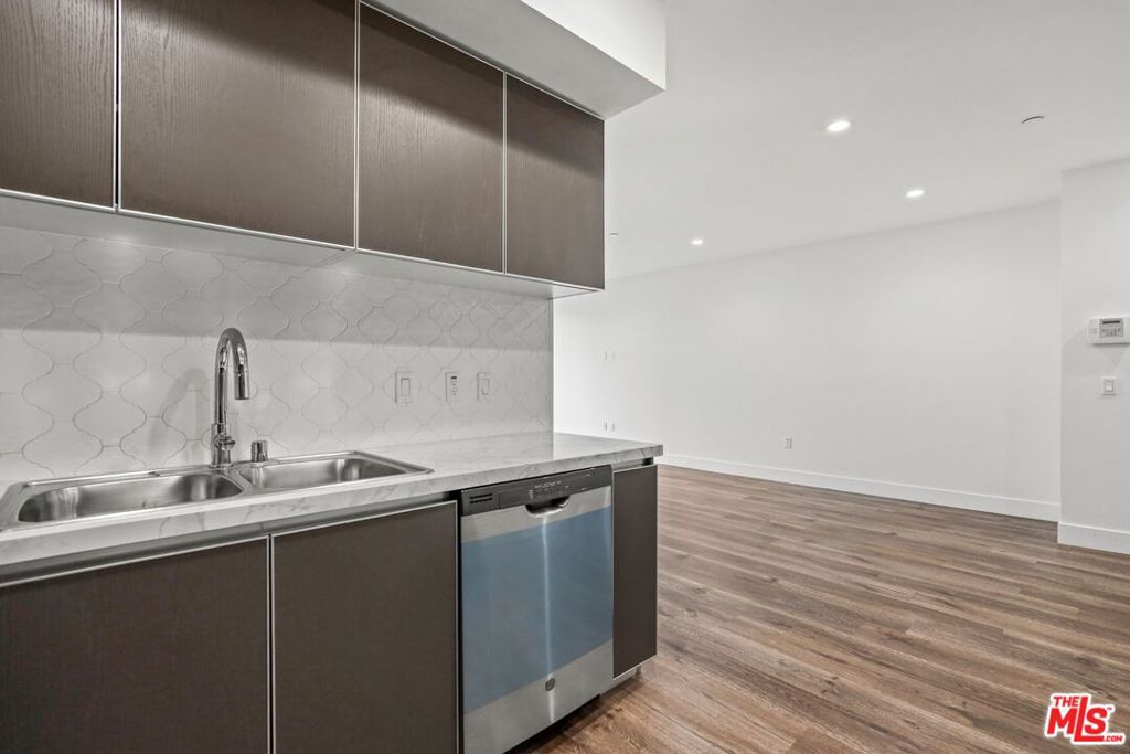 Residential Lease for rent at 429 N Hayworth Avenue 206, Los Angeles, Los Angeles County CA featuring 3 beds and 2 baths