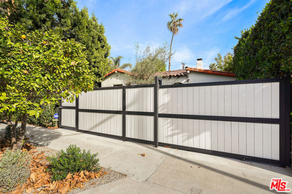 Residential Lease for rent at 318 Huntley Drive, West Hollywood, Los Angeles County CA featuring 3 beds and 2 baths