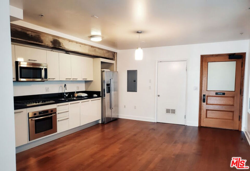 Residential Lease for rent at 416 S Spring Street 906, Los Angeles, Los Angeles County CA featuring 2 beds and 2 baths