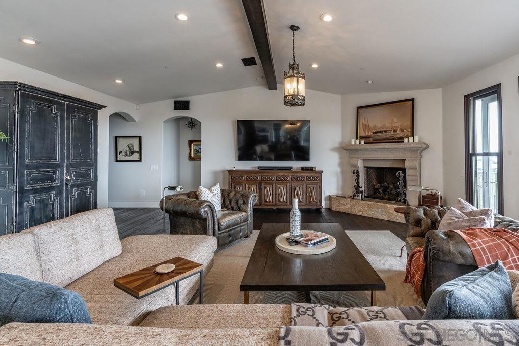 Residential Lease for rent at 604 Camino De Orchidia, Encinitas CA featuring 4 beds and 4 baths