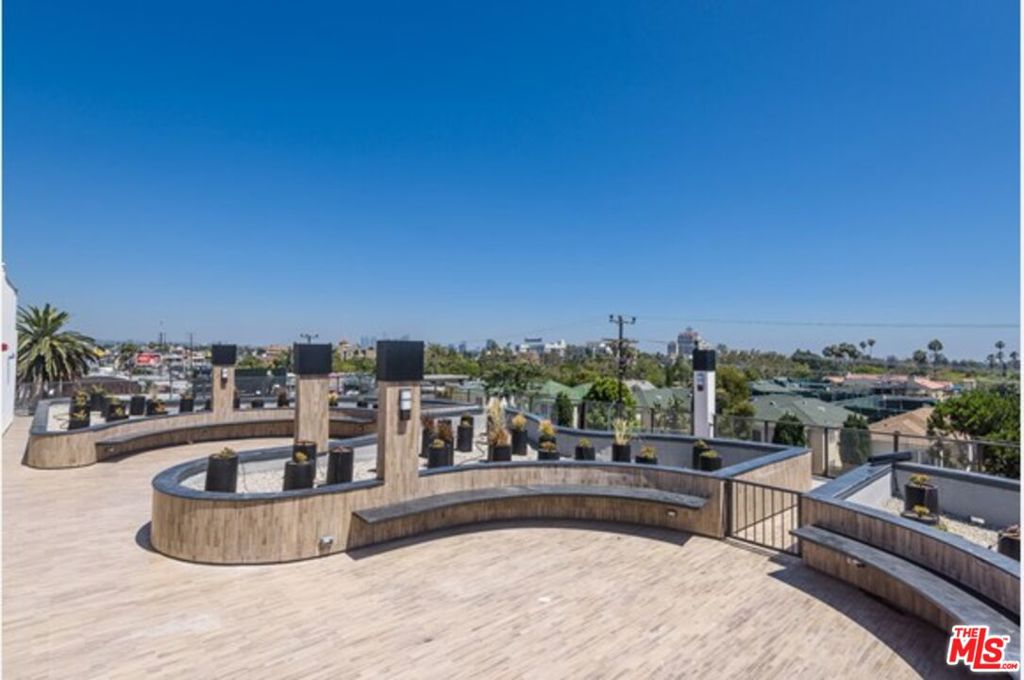 Residential Lease for rent at 711 Cole Avenue 110, Los Angeles, Los Angeles County CA featuring 2 beds and 2 baths