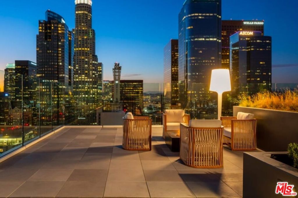 Residential for sale at 400 S Broadway 502, Los Angeles CA featuring 1 bed and 1 bath