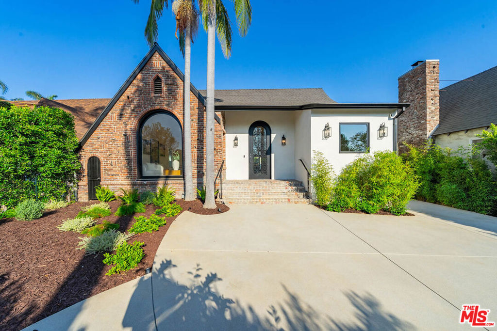 Residential Lease for rent at 1222 S Genesee Avenue, Los Angeles, Los Angeles County CA featuring 3 beds and 4 baths