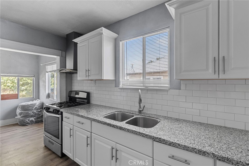 Residential for sale at 1211 E Clinton, Fresno CA featuring 3 beds and 1 bath