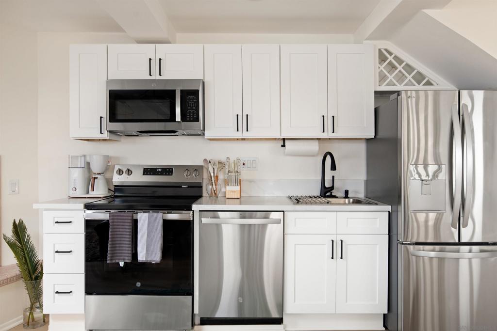 Residential Lease for rent at 6276 Camino De La Costa 6278, La Jolla, San Diego County CA featuring 1 bed and 2 baths