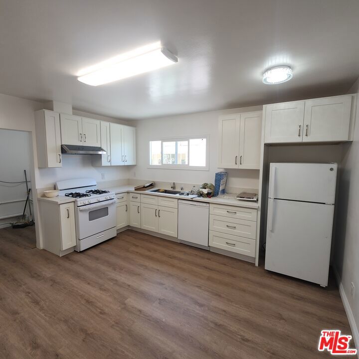 Residential Lease for rent at 1012 S Sycamore Avenue, Los Angeles, Los Angeles County CA featuring 2 beds and 2 baths