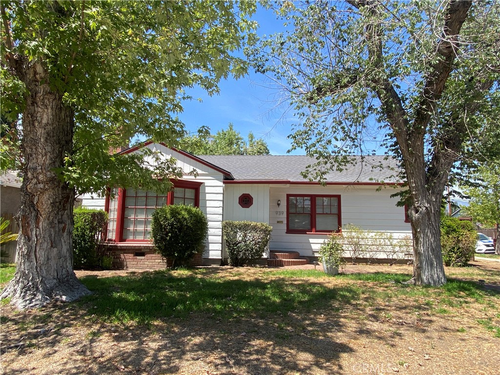 Residential Lease for rent at 939 E Colton Avenue, Redlands CA featuring 3 beds and 2 baths