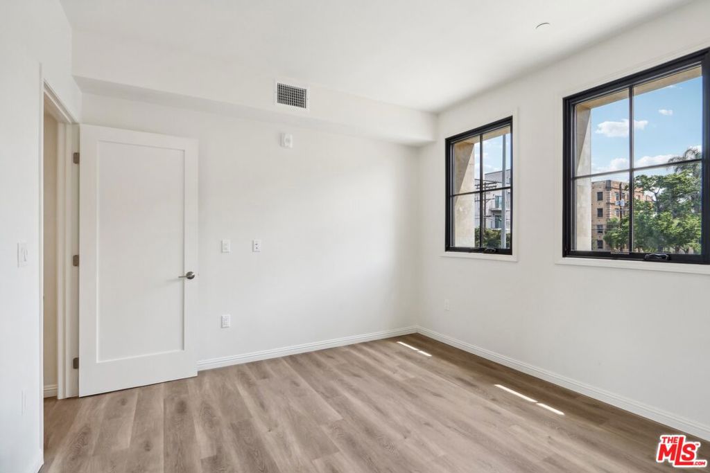 Residential Lease for rent at 951 S Wilton Place 201, Los Angeles, Los Angeles County CA featuring 2 beds and 2 baths