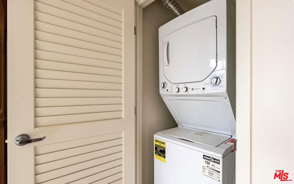 Residential Lease for rent at 719 S Hoover 402, Los Angeles, Los Angeles County CA featuring 1 bed and 1 bath