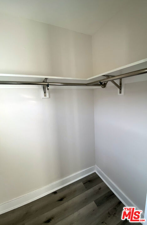 Residential Lease for rent at 5528 Franklin Avenue, Los Angeles, Los Angeles County CA featuring 2 beds and 2 baths