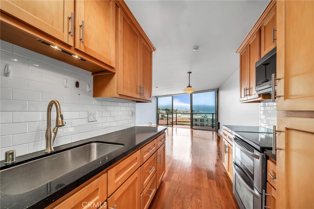 Residential Lease for rent at 531 Esplanade 714, Redondo Beach CA featuring 2 beds and 3 baths