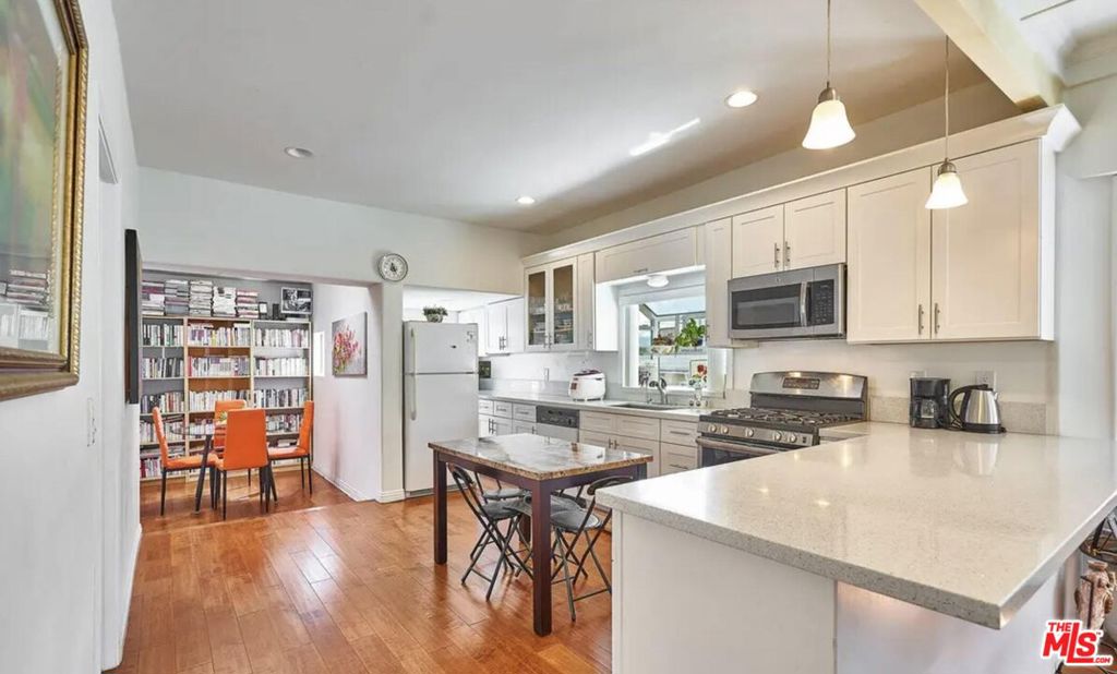 Residential Lease for rent at 116 S Alexandria Avenue, Los Angeles, Los Angeles County CA featuring 2 beds and 2 baths