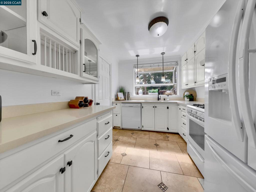 Residential for sale at 2860 Laguna St, Concord CA featuring 3 beds and 1 bath