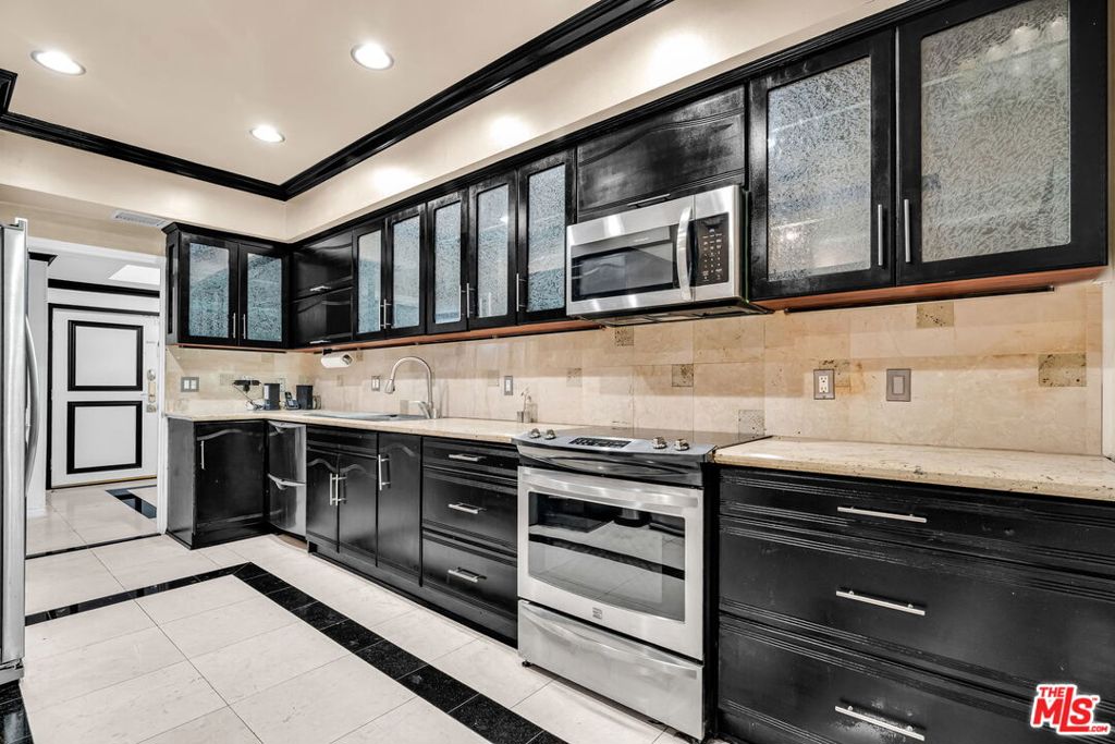 Residential for sale at 1124 N Kings Road 102, West Hollywood CA featuring 1 bed and 2 baths