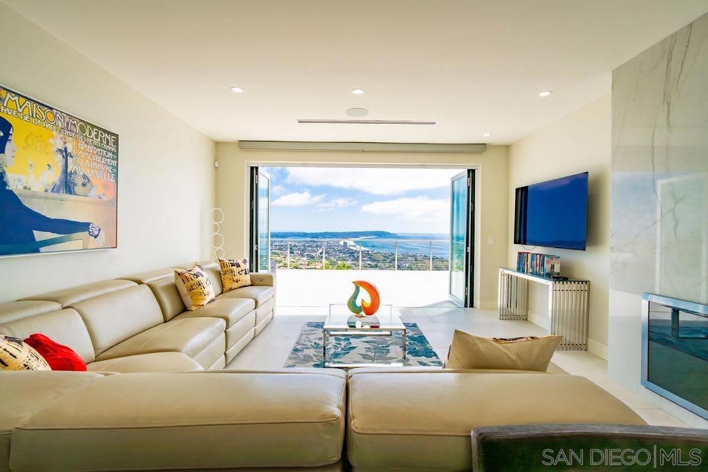 Residential Lease for rent at 1001 La Jolla Rancho Rd, La Jolla, San Diego County CA featuring 6 beds and 7 baths