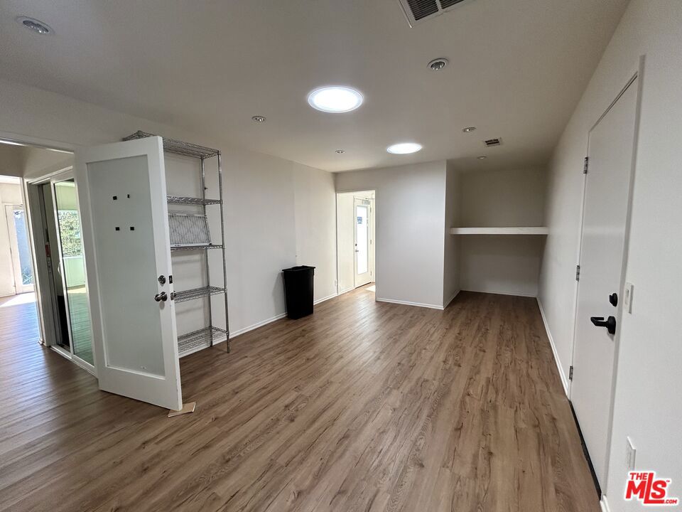 Residential Lease for rent at 12906 Venice Boulevard, Los Angeles, Los Angeles County CA and 1 bath
