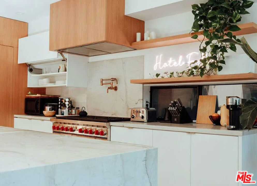 Residential Lease for rent at 115 Park Pl 115, Los Angeles, Los Angeles County CA featuring 3 beds and 5 baths