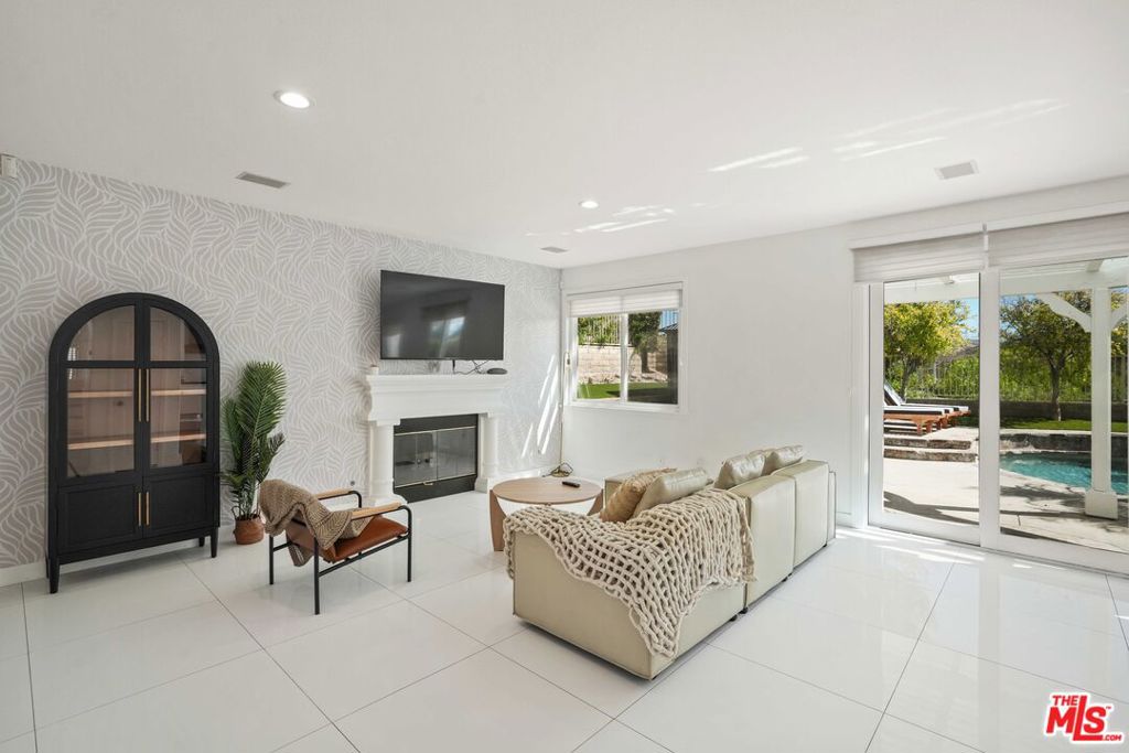 Active for sale at Santa Clarita, CA, Santa Clarita, CA CA and 3 baths