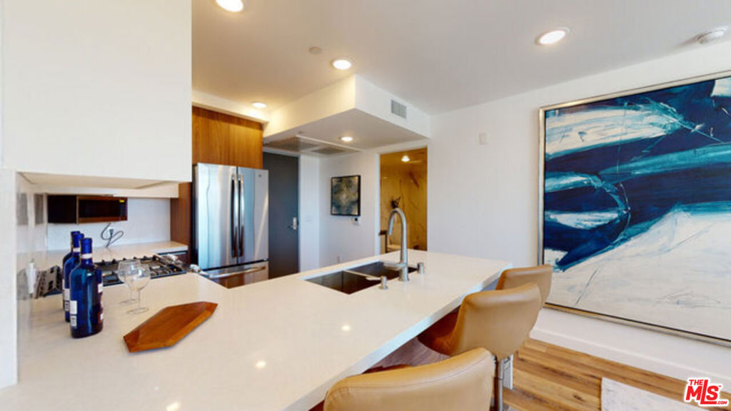 Residential Lease for rent at 1143 Glenville Drive 502, Los Angeles, Los Angeles County CA featuring 1 bed and 1 bath