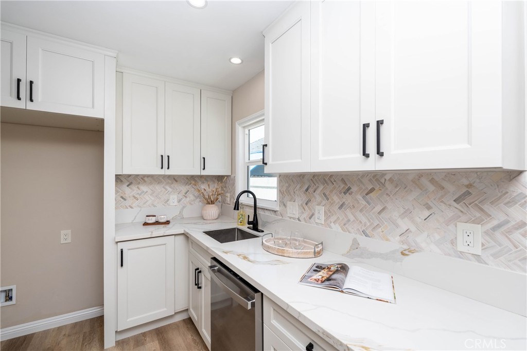 Residential Lease for rent at 2241 Grand Ave, Long Beach, Los Angeles County CA featuring 2 beds and 1 bath