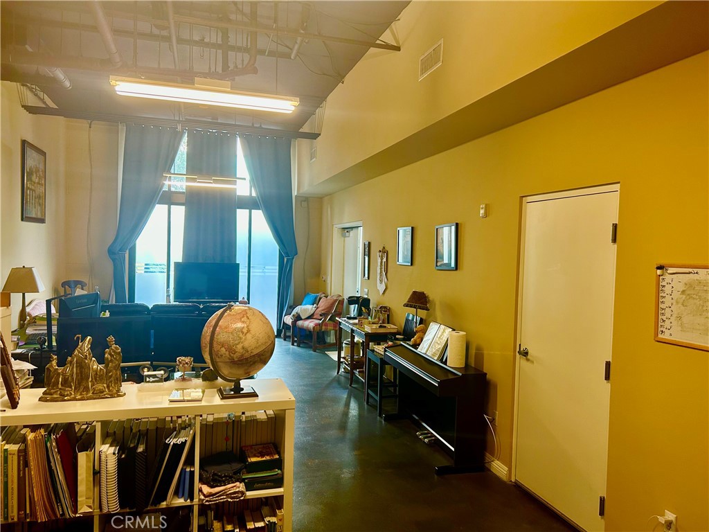 Residential Lease for rent at 300 E 4th St. 101, Long Beach CA featuring 1 bed and 2 baths