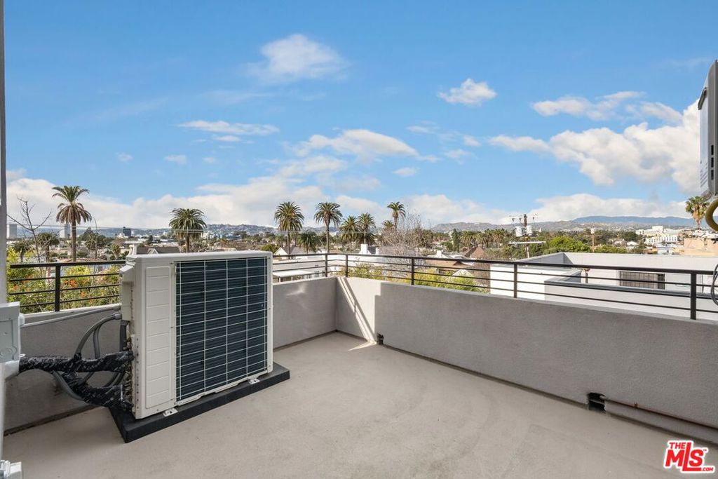 Residential Lease for rent at 1187 CRENSHAW Boulevard 102, Los Angeles, Los Angeles County CA featuring 2 beds and 2 baths