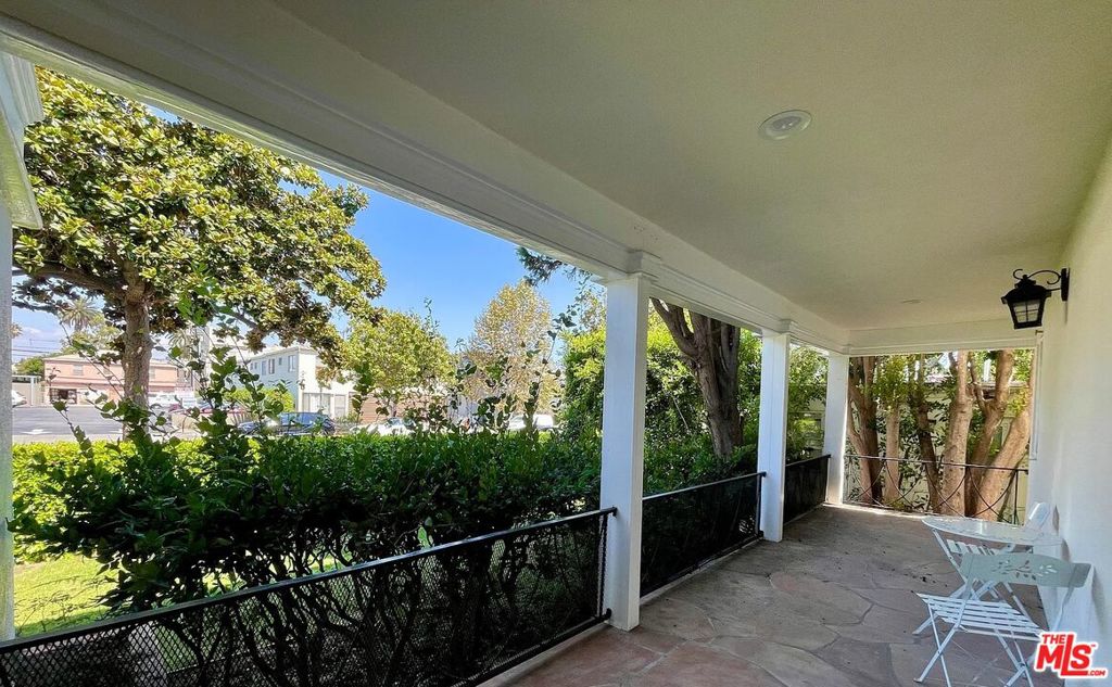 Residential Lease for rent at 1212 10th Street 2, Santa Monica CA featuring 1 bed and 1 bath