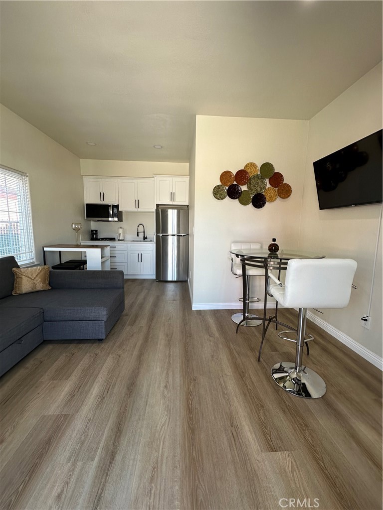 Residential Lease for rent at 2207 W 78th, Inglewood, Los Angeles County CA featuring 1 bed and 1 bath