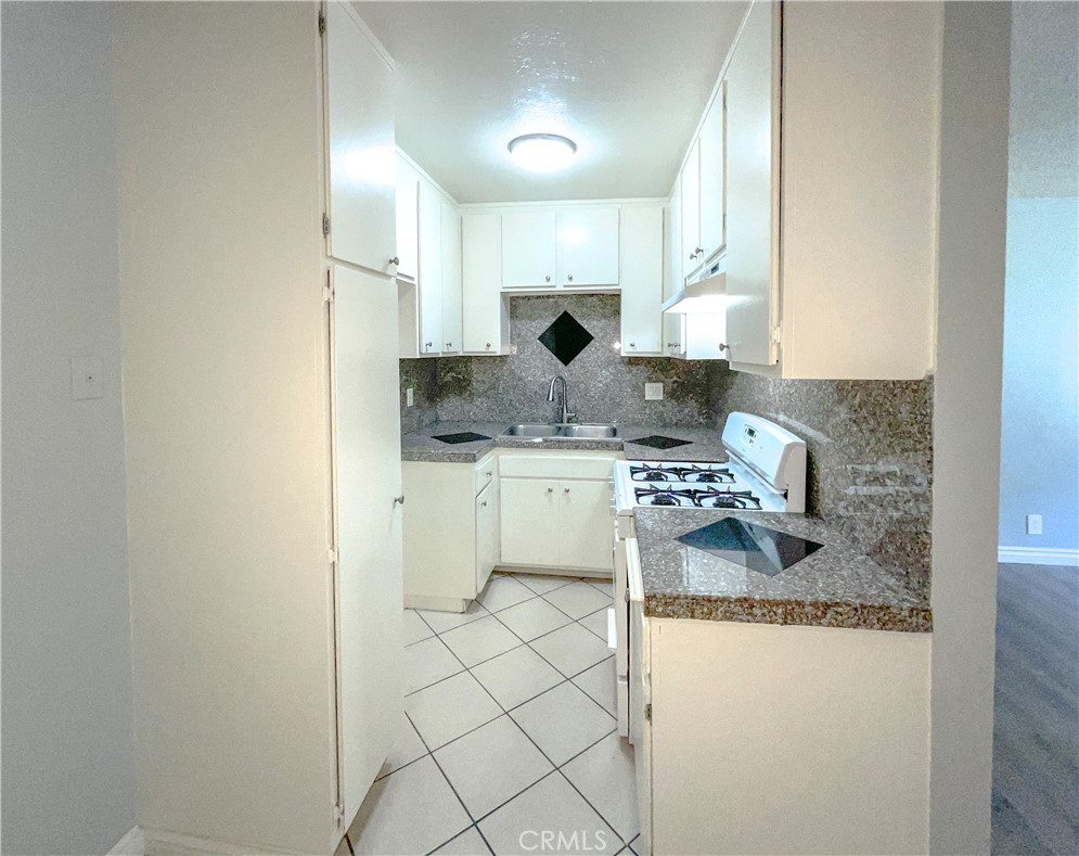 Residential Lease for rent at 13717 Chadron Avenue 16, Hawthorne CA featuring 1 bed and 1 bath