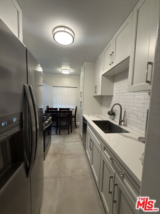 Residential Lease for rent at 2123 S Orange Dr 4, Los Angeles, Los Angeles County CA featuring 1 bed and 1 bath