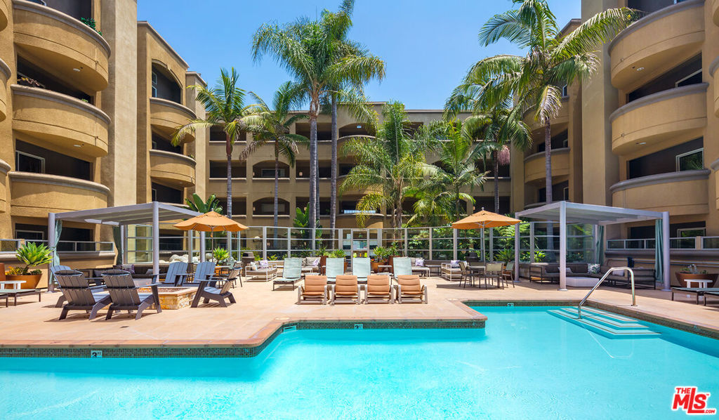 Residential Lease for rent at 7660 Beverly Boulevard 256, Los Angeles, Los Angeles County CA featuring 2 beds and 2 baths