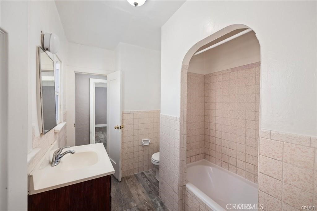 Residential Lease for rent at 845 W 75th Street 847 1/2, Los Angeles, Los Angeles County CA featuring 3 beds and 1 bath