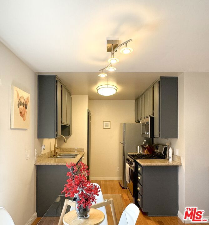 Residential Lease for rent at 833 S Orange Grove Avenue 6, Los Angeles, Los Angeles County CA featuring 2 beds and 2 baths